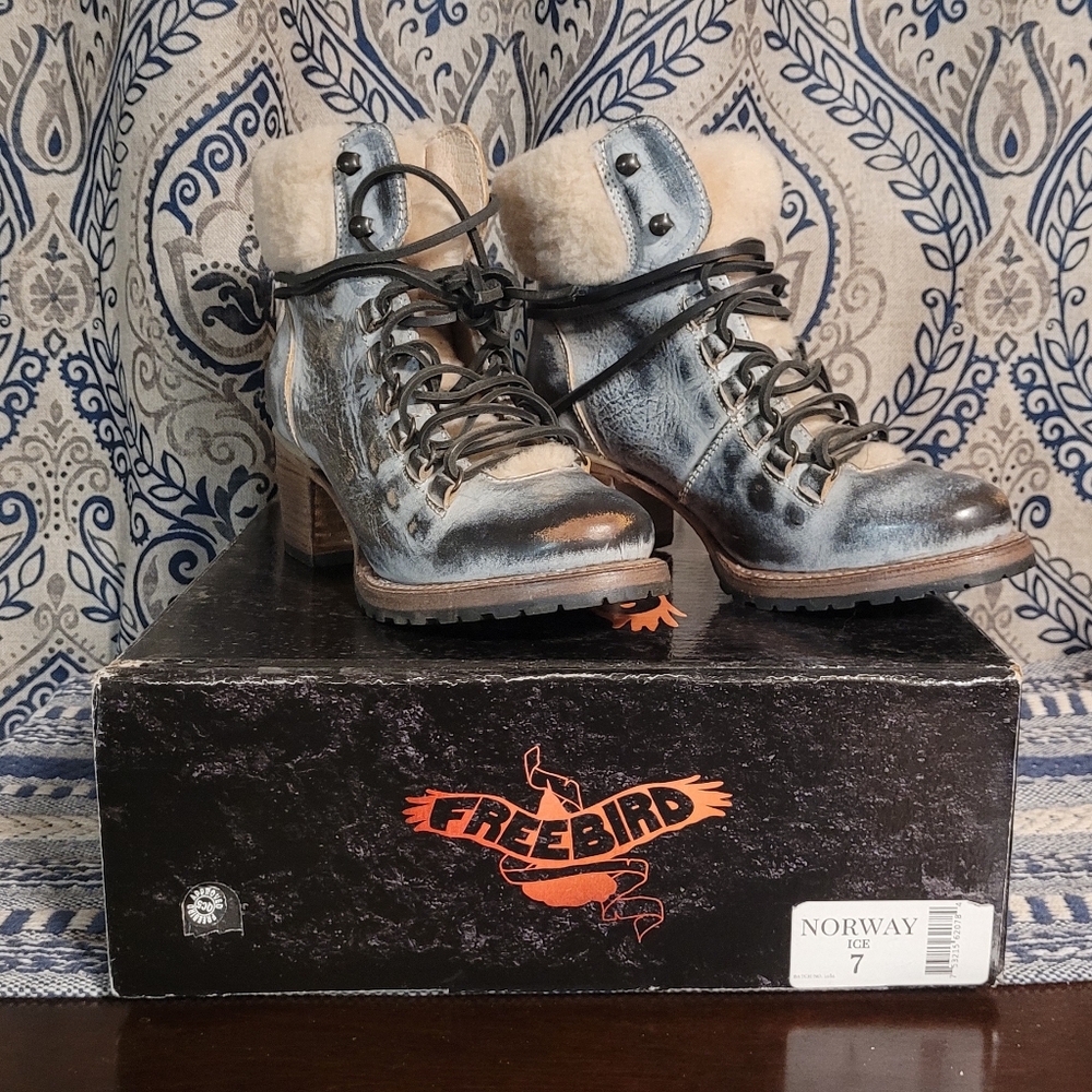 Freebird  NORWAY Women's Lace-Up Boots in Distressed Gray